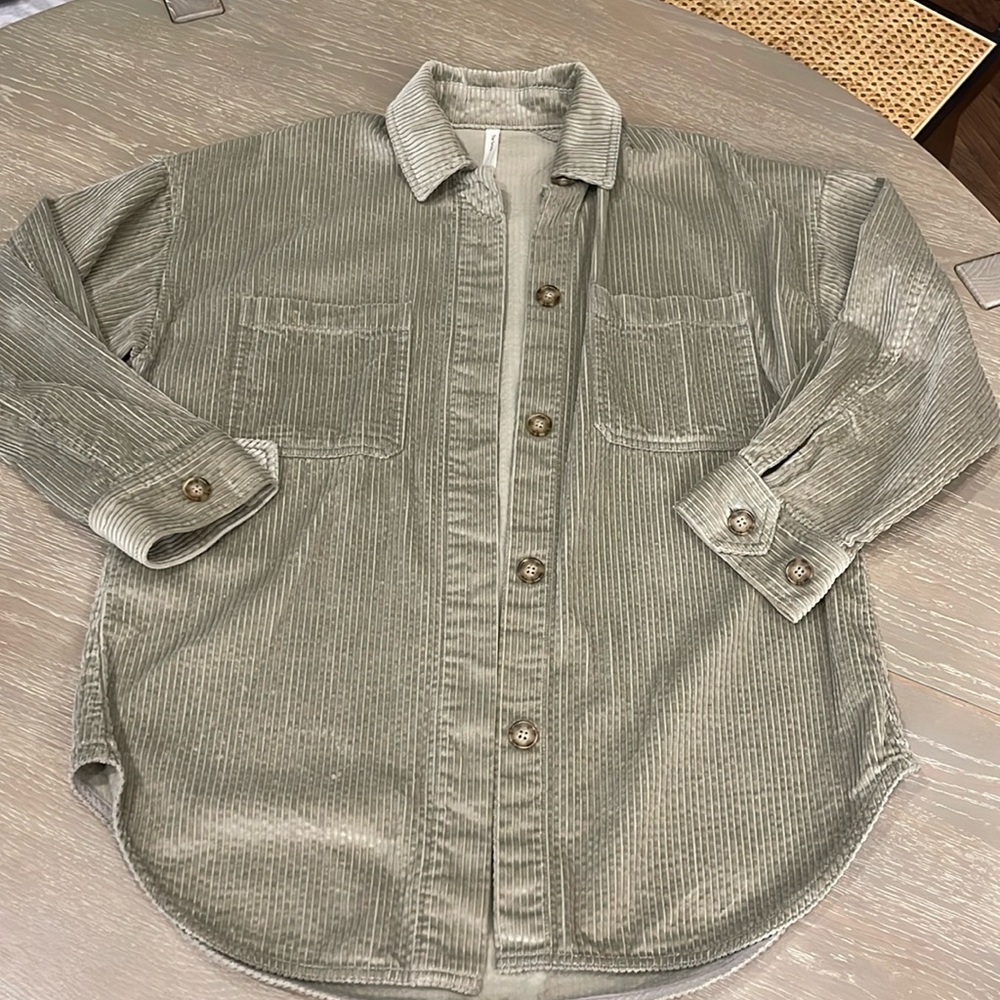 Aritzia green corduroy shirt jacket size small